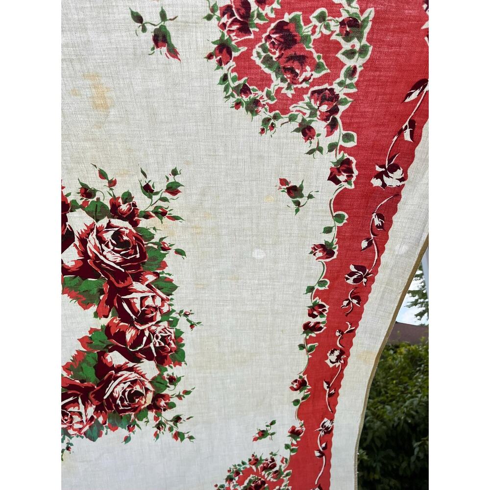 Vintage Tablecloth with Red Roses Pattern - Picture 5 of 11